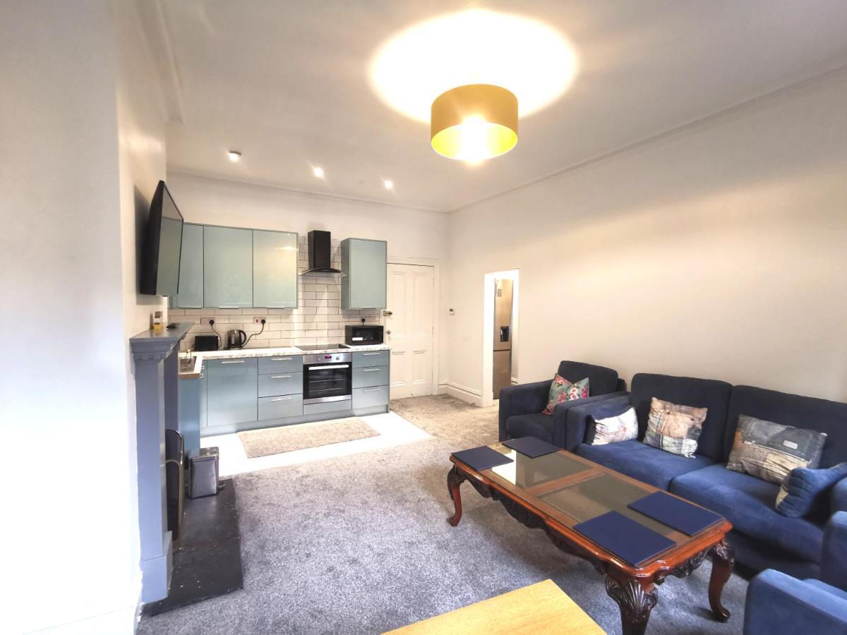 Flat-B, 4 Adults, 20 Mins To Beach, Netflix, Wifi, Sleeps 4 Adults Борнмът Екстериор снимка