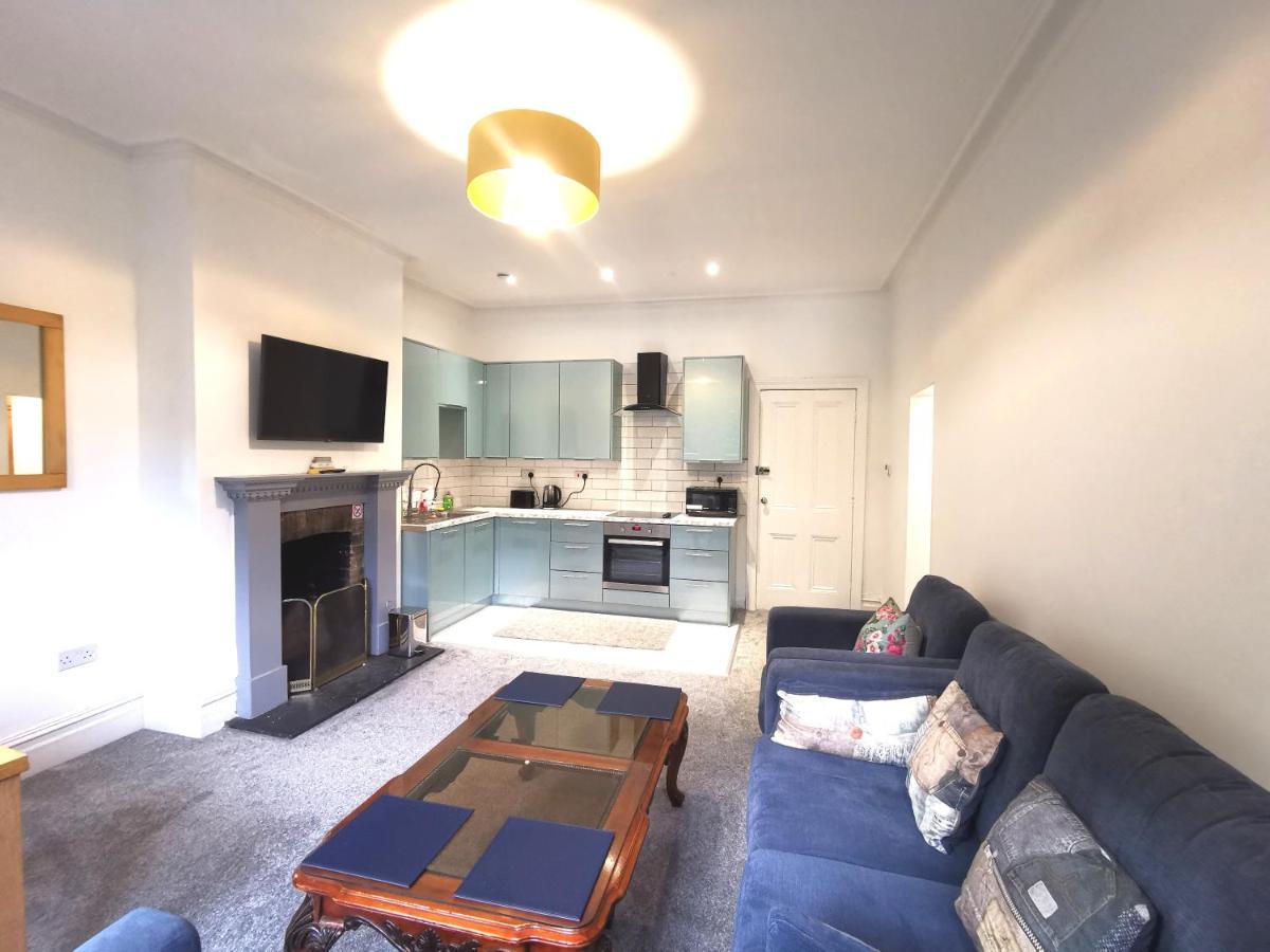 Flat-B, 4 Adults, 20 Mins To Beach, Netflix, Wifi, Sleeps 4 Adults Борнмът Екстериор снимка