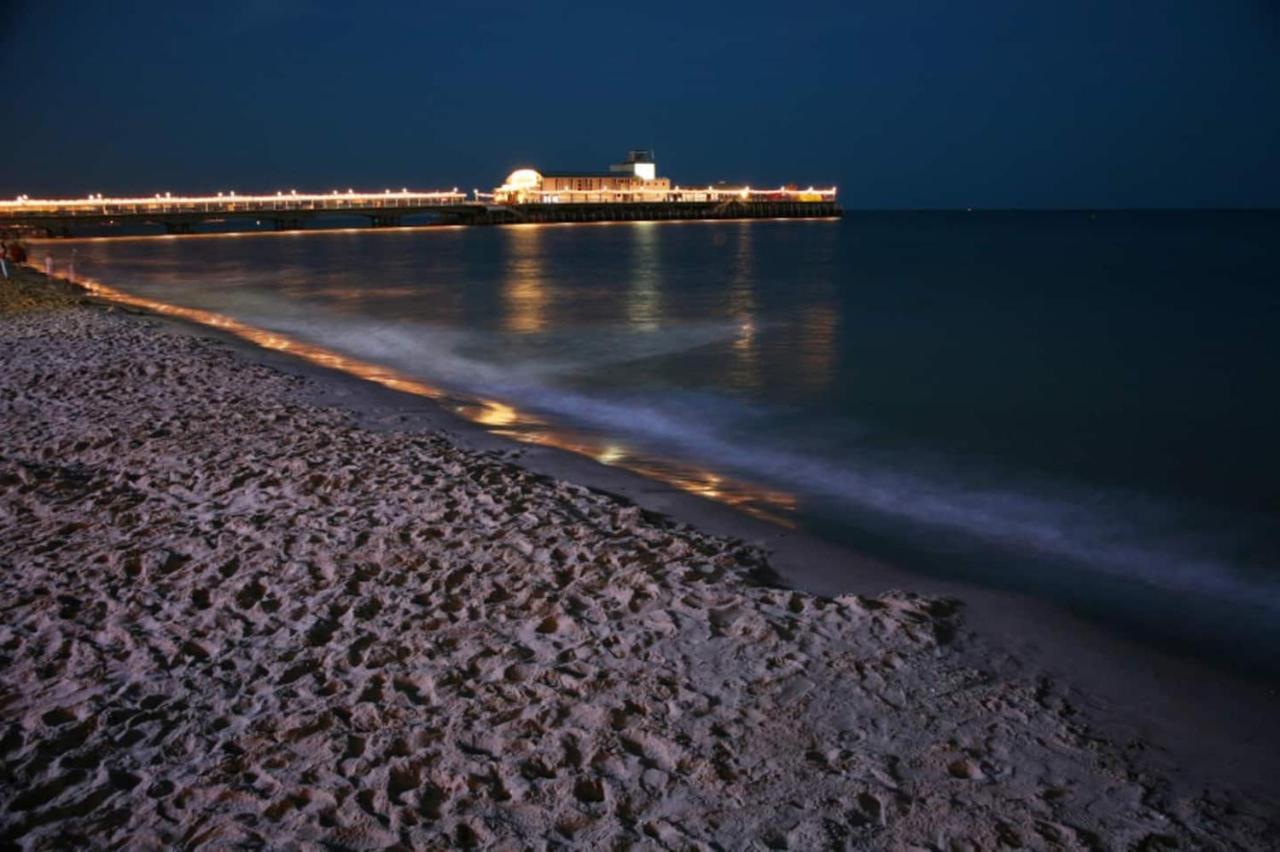 Flat-B, 4 Adults, 20 Mins To Beach, Netflix, Wifi, Sleeps 4 Adults Борнмът Екстериор снимка