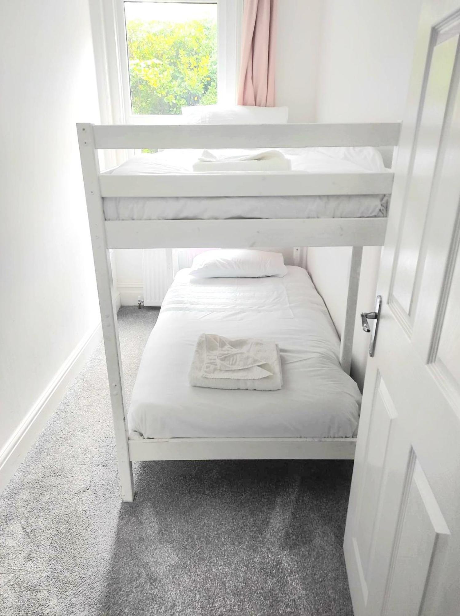 Flat-B, 4 Adults, 20 Mins To Beach, Netflix, Wifi, Sleeps 4 Adults Борнмът Екстериор снимка
